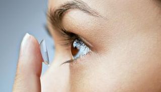 اكتشاف عدسات لاصقة في عين مريضة قبل جراحة (أرشيفية)