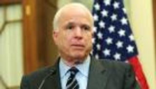 جون ماكين يجري جراحة لإزالة تجلط دموي