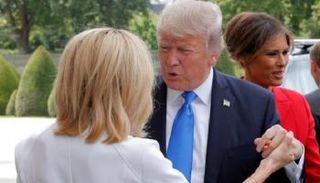 ترامب يتحدث لسيدة فرنسا الأولى