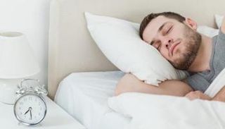 طريقة النوم الصحيحة للاعبي كمال الأجسام 