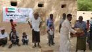 الهلال الأحمر الإماراتي يوزع مساعدات بمديرية ساه في وادي حضرموت