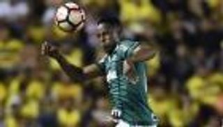 برشلونة يتفق على ضم مدافع كولومبي الصيف المقبل