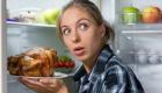 ١٠ نصائح للتوقف عن تناول الطعام ليلاً 