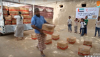 الهلال الأحمر الإماراتي يوزع مساعدات في الخامرة بحضرموت