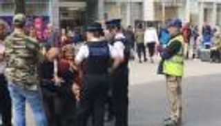 بالصور.. يمني يثير الذعر بخنجر في بريطانيا