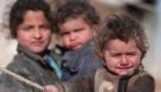 بالصور.. فنان أسترالي يدخل الفرحة إلى أطفال سوريا بـ"الاستنسل"