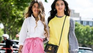 أجمل إطلالات الشارع بطرق مبتكرة لتنسيق القميص الكلاسيكي