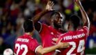 قائد اليونايتد يحذّر زميله الجديد قبل بداية الموسم