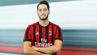 كالهانوجلو يطالب جماهير ميلان بالصبر