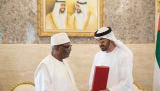 الرئيس المالي يمنح محمد بن زايد وسام مالي الوطني