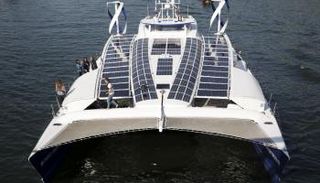 زورق يعتمد على الرياح والشمس في الإبحار