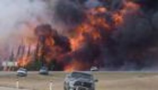 كندا تستعين بالجيش لمكافحة حرائق الغابات 