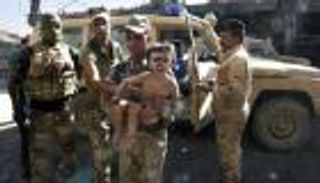 إنقاذ وانتشال أطفال عناصر "داعش" من أنقاض الموصل