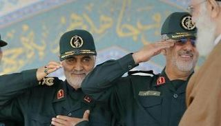 قاسم سليماني المشرف على تدريب الحشد الشعبي يؤدي التحية لخامنئي