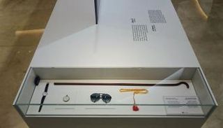 عصا وسبحة، والنظارات الشمسية، وساعة يد، وساعة جيب الشيخ زايد بن سلطان