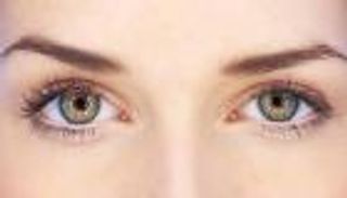 بالصور .. 8 خطوات للحصول على عيون واسعة 