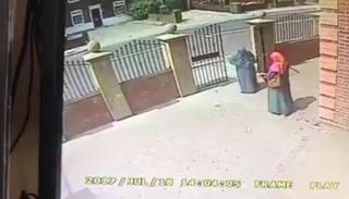السيدتان المحجبتان أصابتهما حالة من الذعر