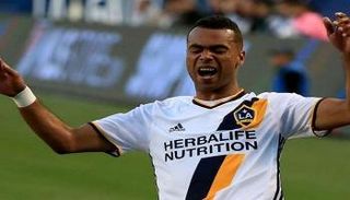 مدرب لوس أنجلوس يقطع على أشلي كول طريق العودة لانجلترا