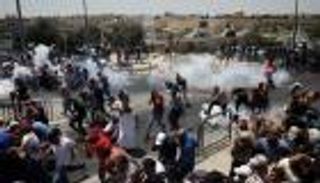 3 شهداء على أبواب "الأقصى".. وغاز الاحتلال يخنق القدس