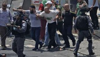 جانب من المواجهات بين المصلين والاحتلال (الفرنسية)