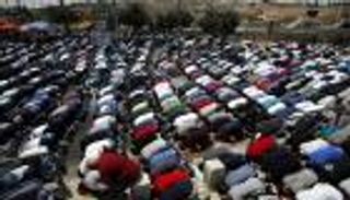 بالفيديو.. عشرات الآلاف يحتشدون لصلاة الجمعة بالطرق المؤدية للأقصى