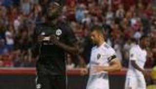 قائد السيتي يمدح مهاجم يونايتد الجديد