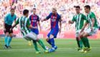 الريال يواجه ديبورتيفو وبرشلونة أمام بيتيس في انطلاقة الليجا