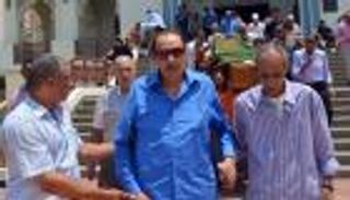 بالصور.. عزت العلايلي يشيع جثمان زوجته من مسجد المروة بالقاهرة