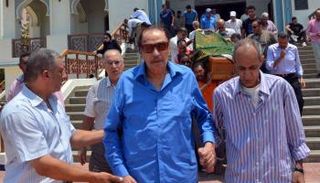 الفنان عزت العلايلي يشيع جنازة زوجته السيدة سناء الحديدي