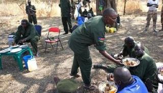 زعيم المتمردين ريك مشار يأكل وسط رفاقه -رويترز