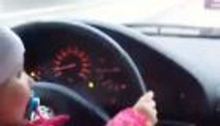 رضيعة تقود "بي إم دبليو" على طريق مزدحم في روسيا