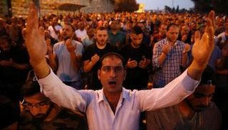 مصلون في محيط المسجد الأقصى - رويترز