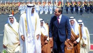 الشيخ محمد بن زايد آل نهيان يتوسط الحاضرين لافتتاح قاعدة محمد نجيب 