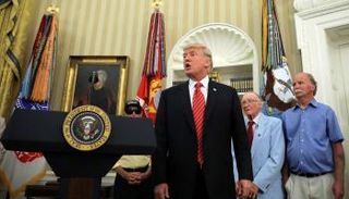 الرئيس الأمريكي يصعد ضغوطه على إيران