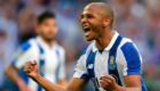 براهيمي يلفت نظر حارس برشلونة الأسطوري
