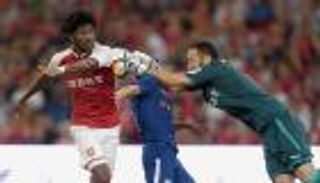 شاهد: تدخل عنيف من حارس أرسنال يدخل بيدرو المستشفى