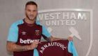 وست هام يتعاقد مع مهاجم ستوك في صفقة تاريخية