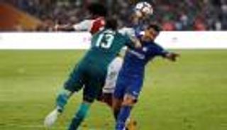 صدمة حارس أرسنال تعيد بيدرو إلى لندن