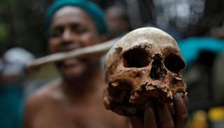 الجمجمة في اليد والعظمة في الفم