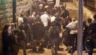 جنود الاحتلال يفرقون المصلين بالقوة- أ.ف.ب