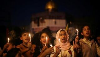 أطفال فلسطينيون خلال فعالية احتجاجية على البوابات الإسرائيلية 