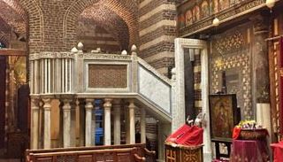 تتميز الكنيسة بزخارف معمارية غاية في الروعة