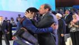 بالفيديو.. معاق يخطف الأضواء بمؤتمر الشباب في مصر