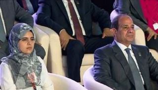 السيسي وبجواره الطالبة مريم فتح الباب 