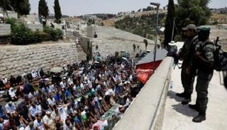 فلسطينيون يصلون أمام باب الأسباط رفضا للبوابات الإسرائيلية