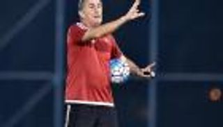 باوزا في أوروبا لمتابعة لاعبي "الأبيض"