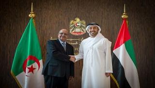 الشيخ عبدالله بن زايد آل نهيان يصافح وزير الشؤون الخارجية الجزائري