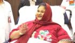 بالفيديو.. "أسمن امرأة" تنطق وتحرك يدها بعد سكون طويل