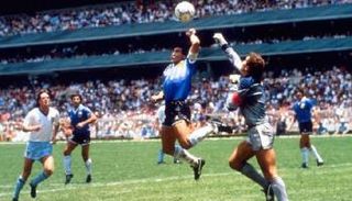 هدف مارادونا الشهير