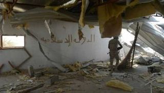 جندي من الجيش المصري خلال عمليات التفتيش
